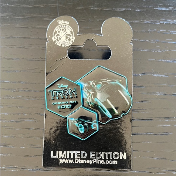 Disney Opening Day Tron Legacy Light Cycle Hexagon Pin Limited LE 2500 (T-8) - Picture 1 of 11